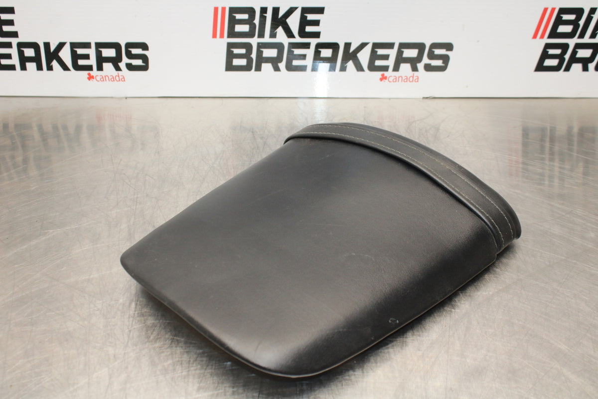06-07 HONDA CBR1000RR REAR BACK PASSENGER TANDEM SEAT PAD SADDLE PILLION BB166