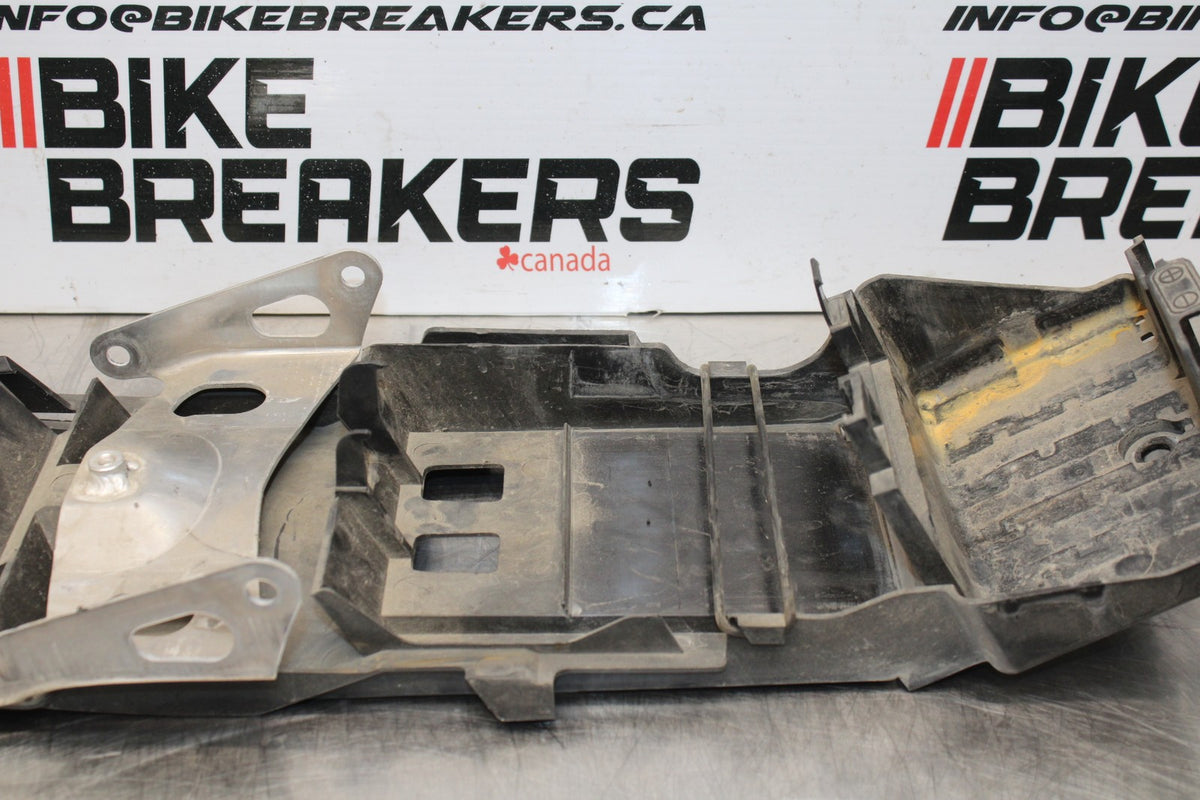 06-07 SUZUKI GSXR 600 REAR BACK TAIL UNDERTAIL BATTERY TRAY PLASTIC BB178