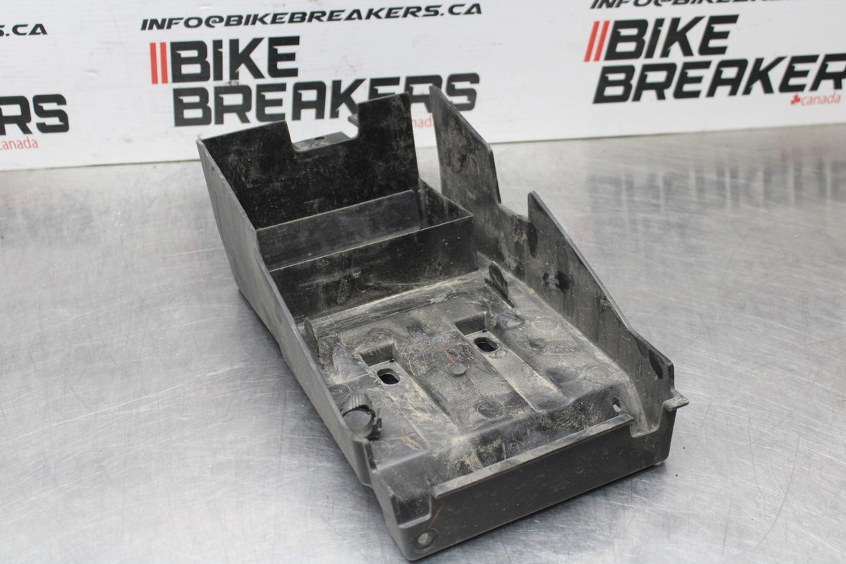 24 KAWASAKI NINJA 500 ABS REAR BACK TAIL UNDERTAIL BATTERY TRAY PLASTIC BB818