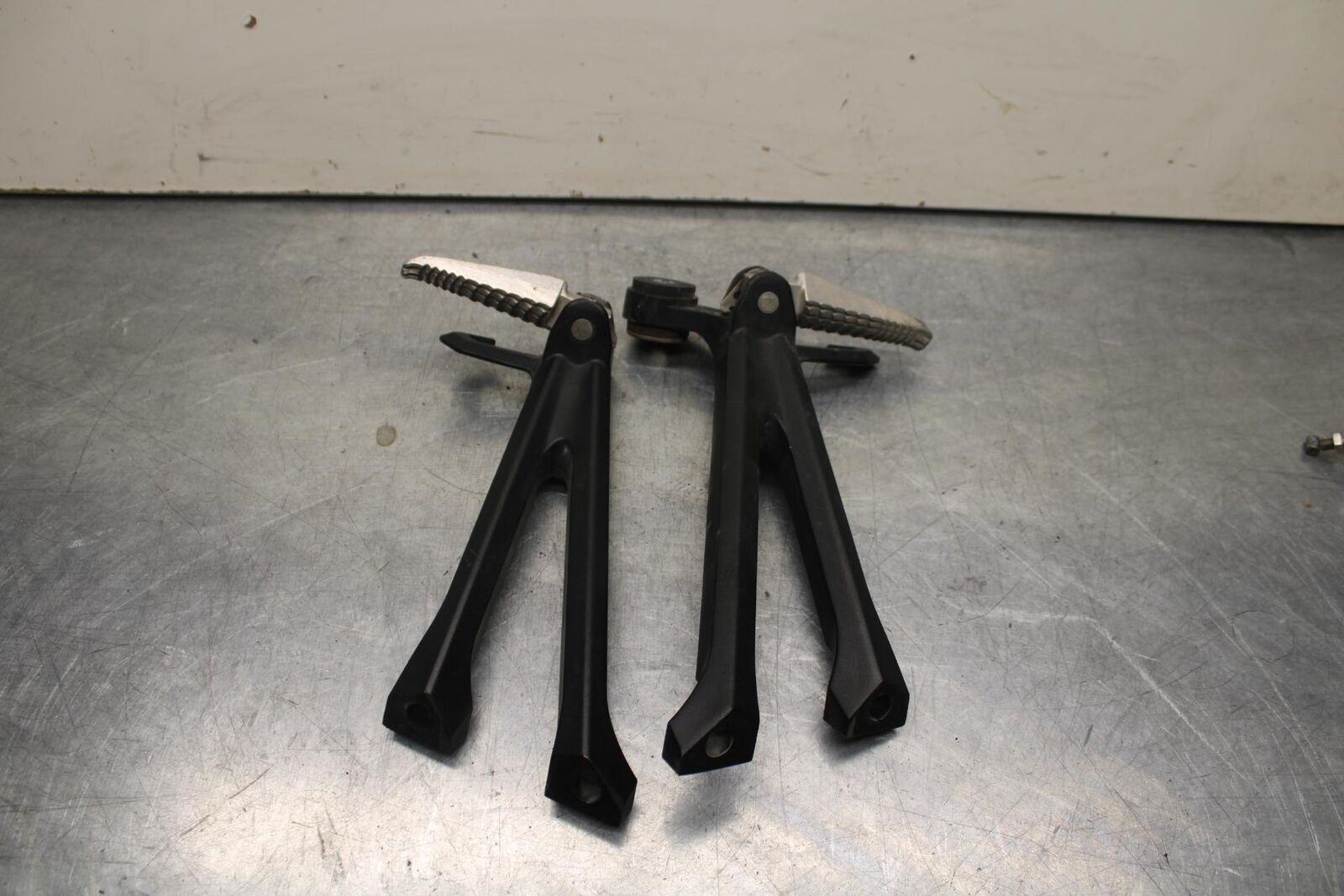 2011 Suzuki GSXR600 REAR BACK PASSENGER PEG SET PAIR BB605