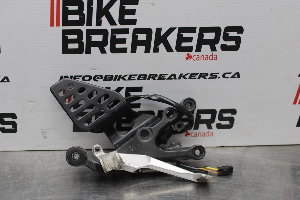 08-16 YAMAHA YZF R6 RIGHT REARSET REAR SET DRIVER FOOT PEG BRACKET MOUNT BB856