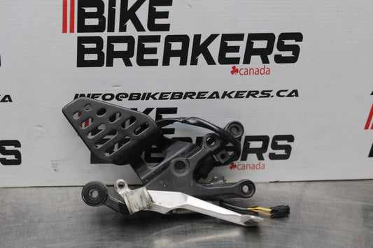 08-16 YAMAHA YZF R6 RIGHT REARSET REAR SET DRIVER FOOT PEG BRACKET MOUNT BB856