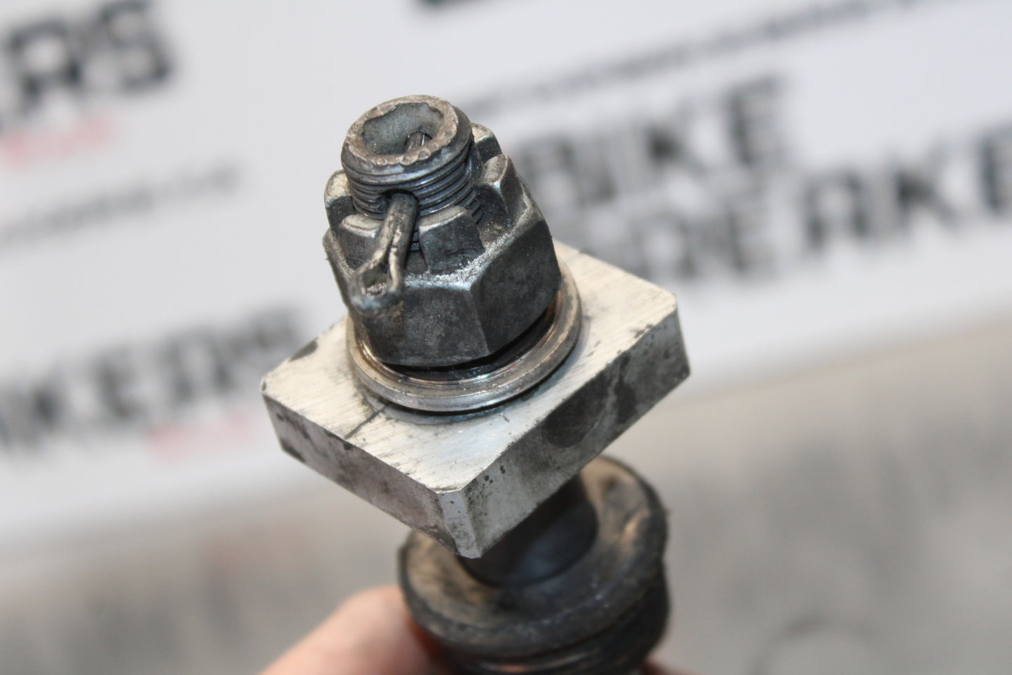 04-05 KAWASAKI NINJA ZX10R REAR AXLE BACK WHEEL RIM PIVOT BOLT AXEL BB163