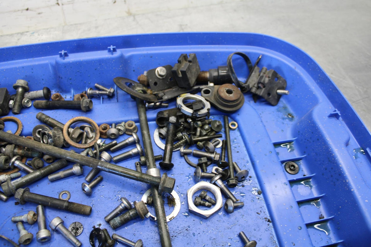 05 YAMAHA YZF R6S LEFTOVER MOUNTING BOLTS HARDWARE MOTOR SCREWS BB462