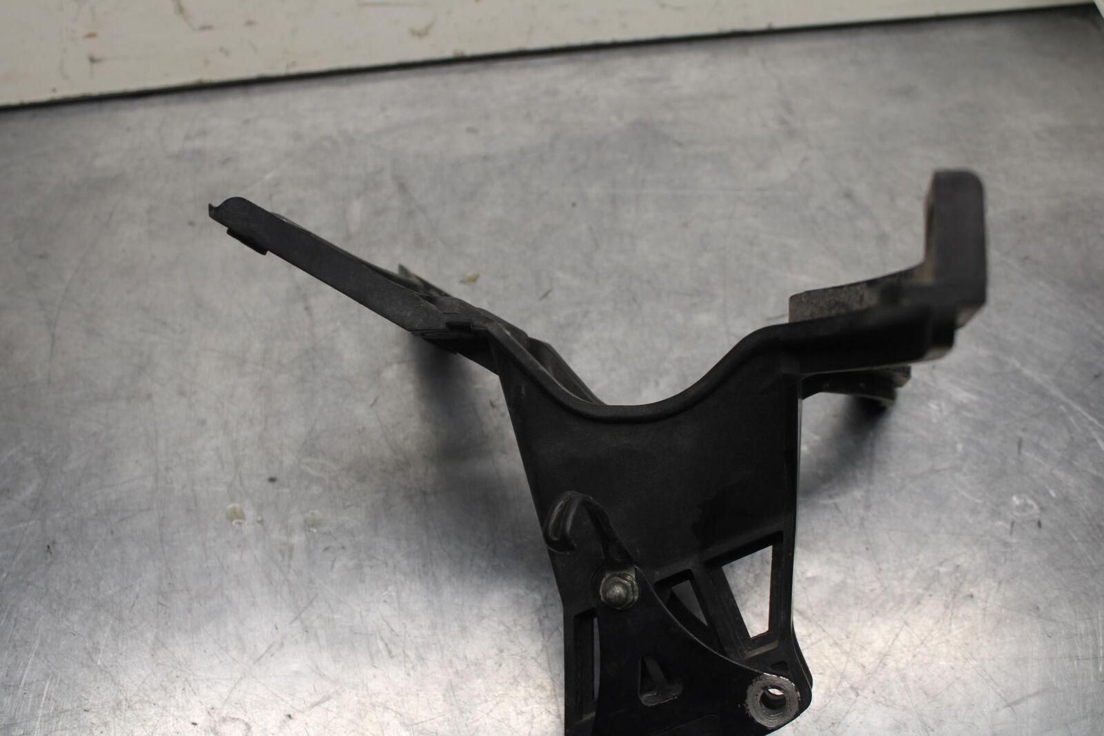 1999 Suzuki GSXR600 UPPER FAIRING MIRROR GAUGES STAY BRACKET BB608