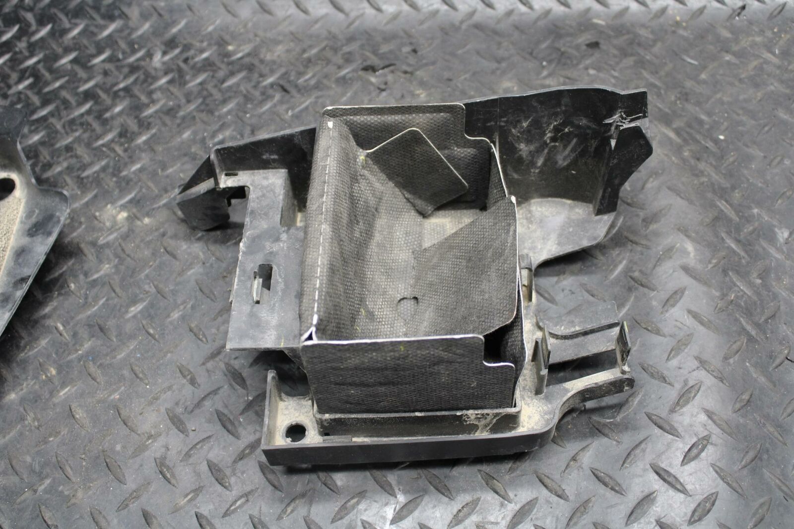 09-14 YAMAHA YZF R1 REAR BACK TAIL UNDERTAIL BATTERY TRAY PLASTIC BB196