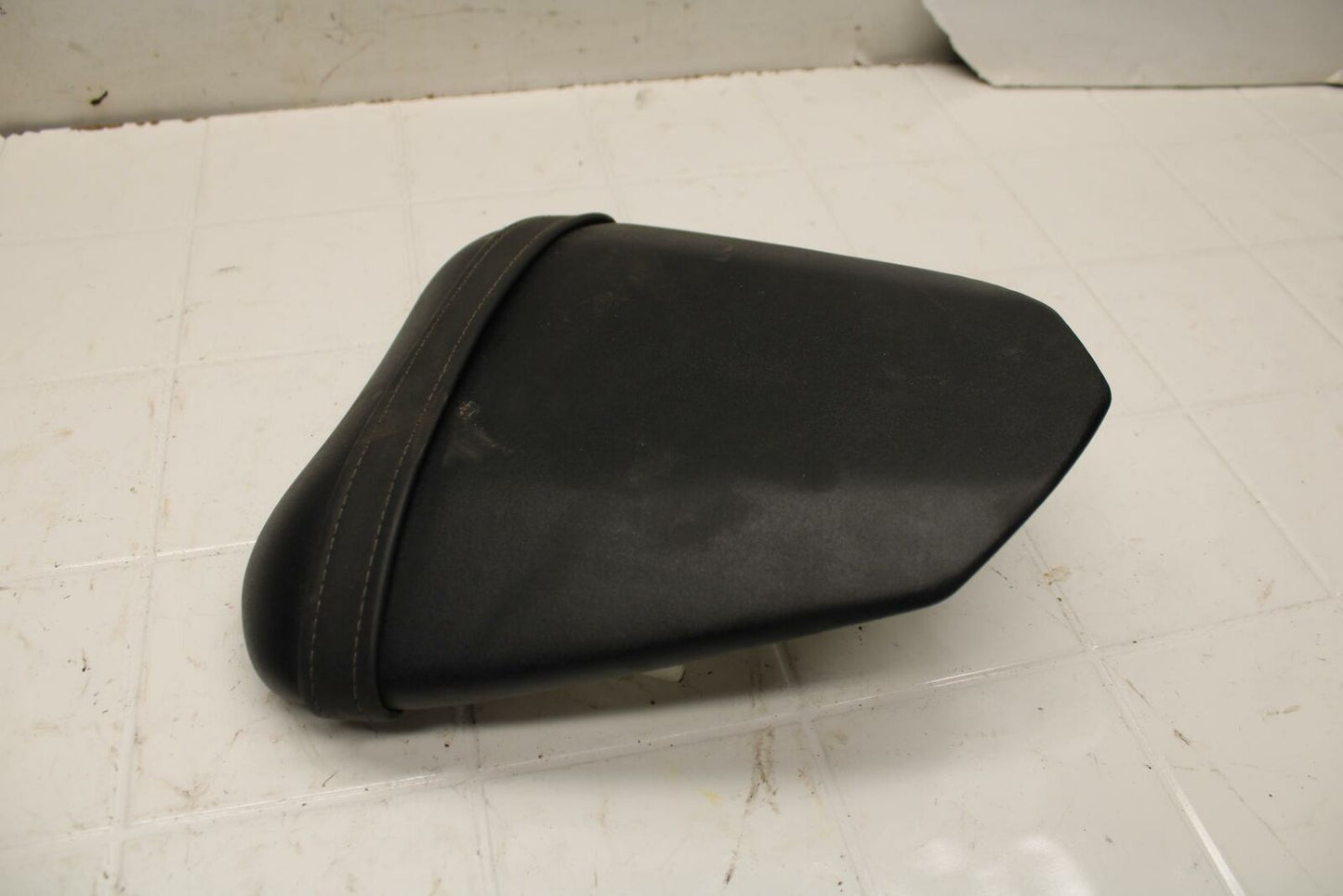 08-16 YAMAHA YZF R6 REAR BACK PASSENGER TANDEM SEAT PAD SADDLE PILLION BB406