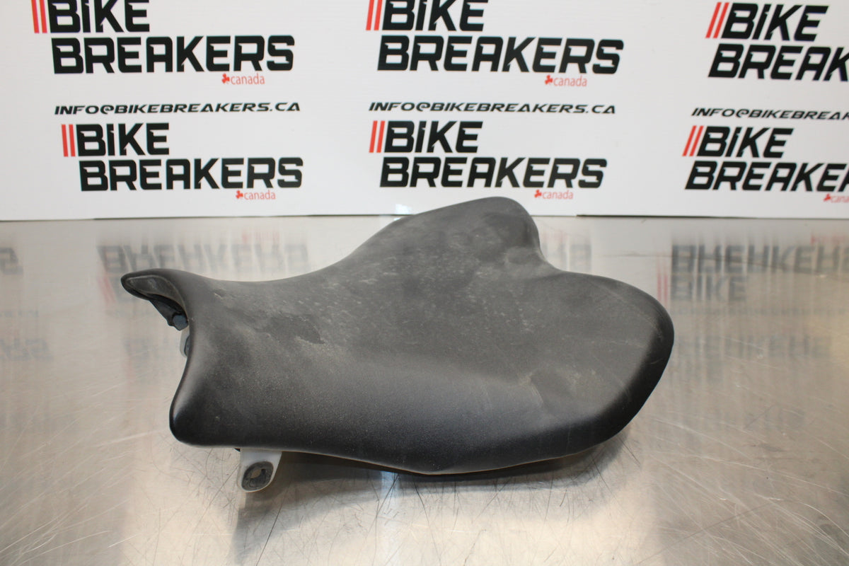 11 SUZUKI GSXR1000 FRONT DRIVERS SEAT PAD SADDLE PILLION BB142