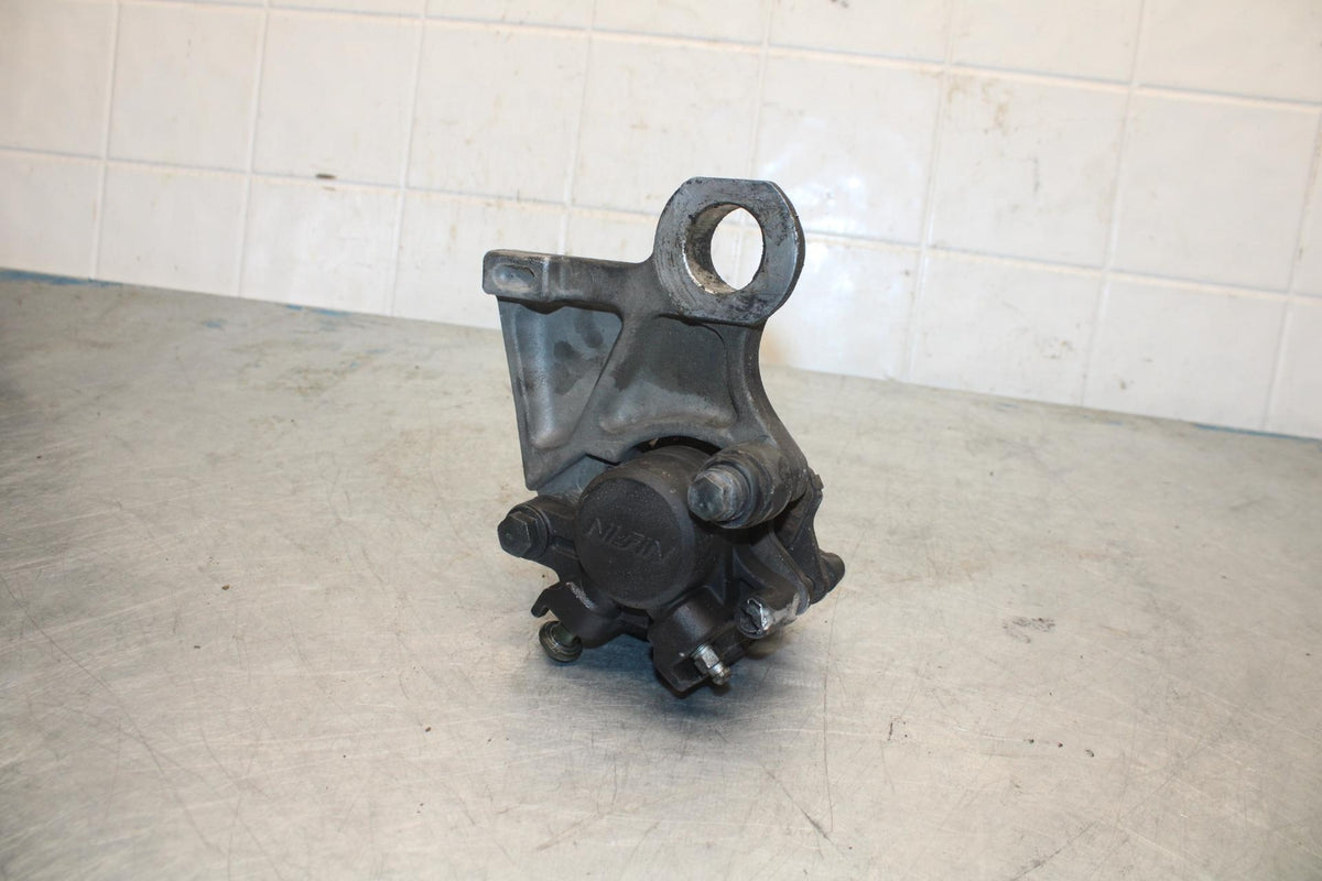 07 YAMAHA YZF R6 2c0 REAR BRAKE CALIPER W HANGER BACK MOUNTING BRACKET BB423