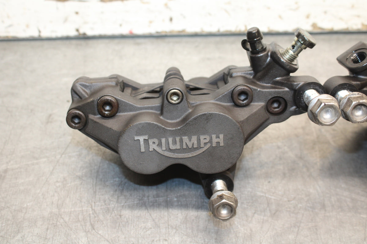 03-04 TRIUMPH DAYTONA 600 RIGHT LEFT FRONT BRAKE CALIPER SET PAIR CALIPERS BB745