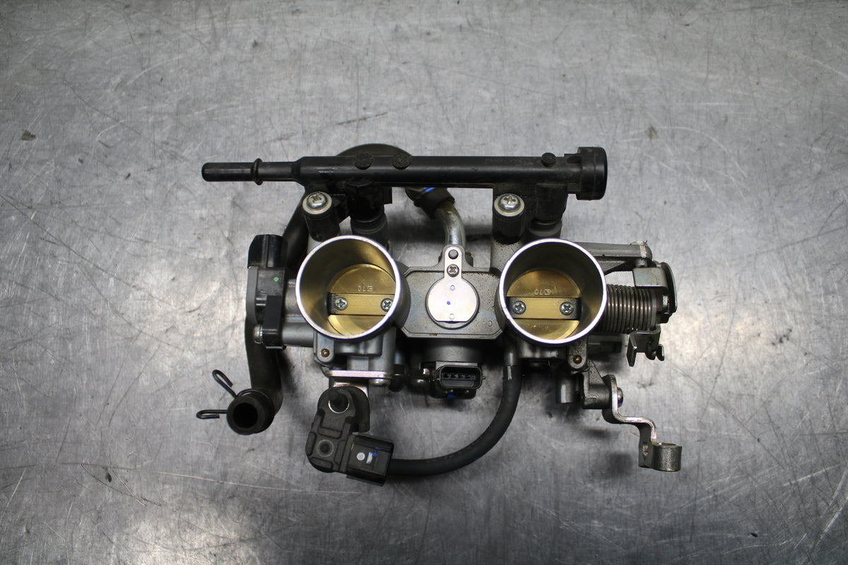24 KAWASAKI NINJA 500 ABS MAIN FUEL INJECTORS / THROTTLE BODIES BB744