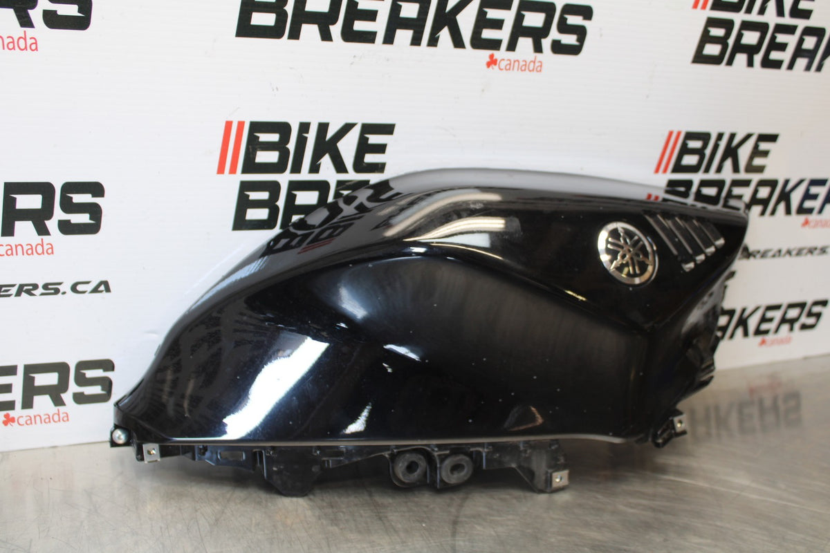 22-25 YAMAHA YZF R7 RIGHT GAS TANK FUEL CELL PANEL COVER TRIM COWL BB176