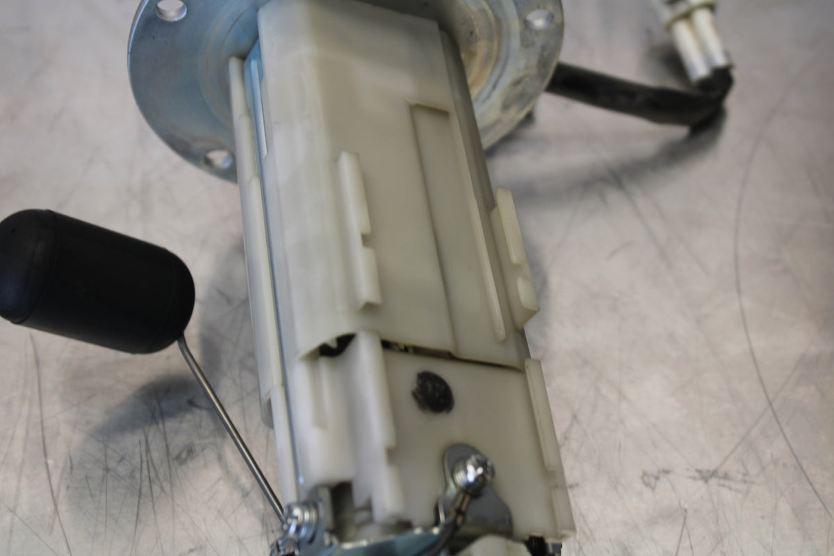 11 SUZUKI GSXR1000 FUEL PUMP GAS PETROL SENDER UNIT BB142