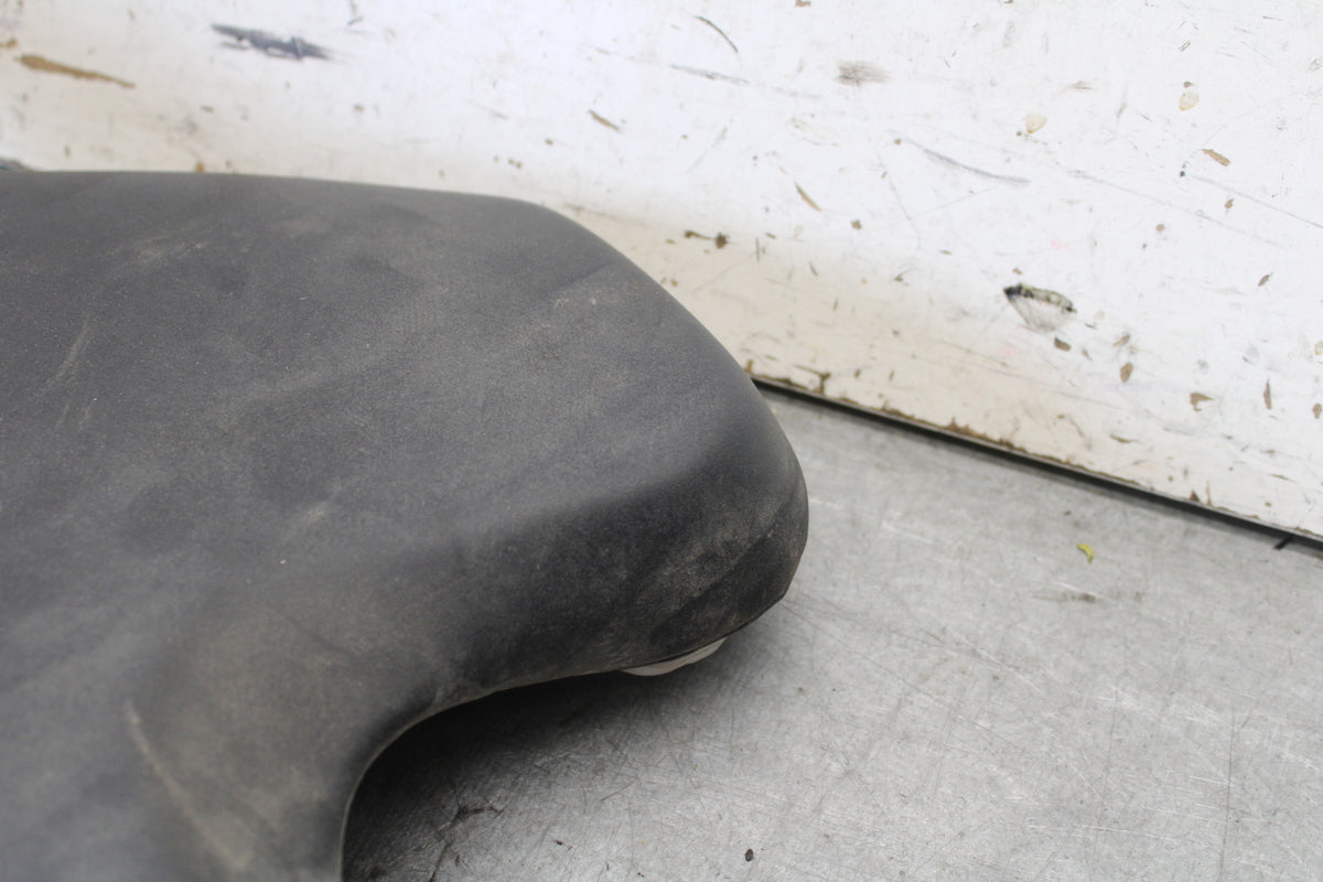 08-16 YAMAHA YZF R6 FRONT DRIVERS SEAT PAD SADDLE PILLION 13S-24710-00-00 BB665