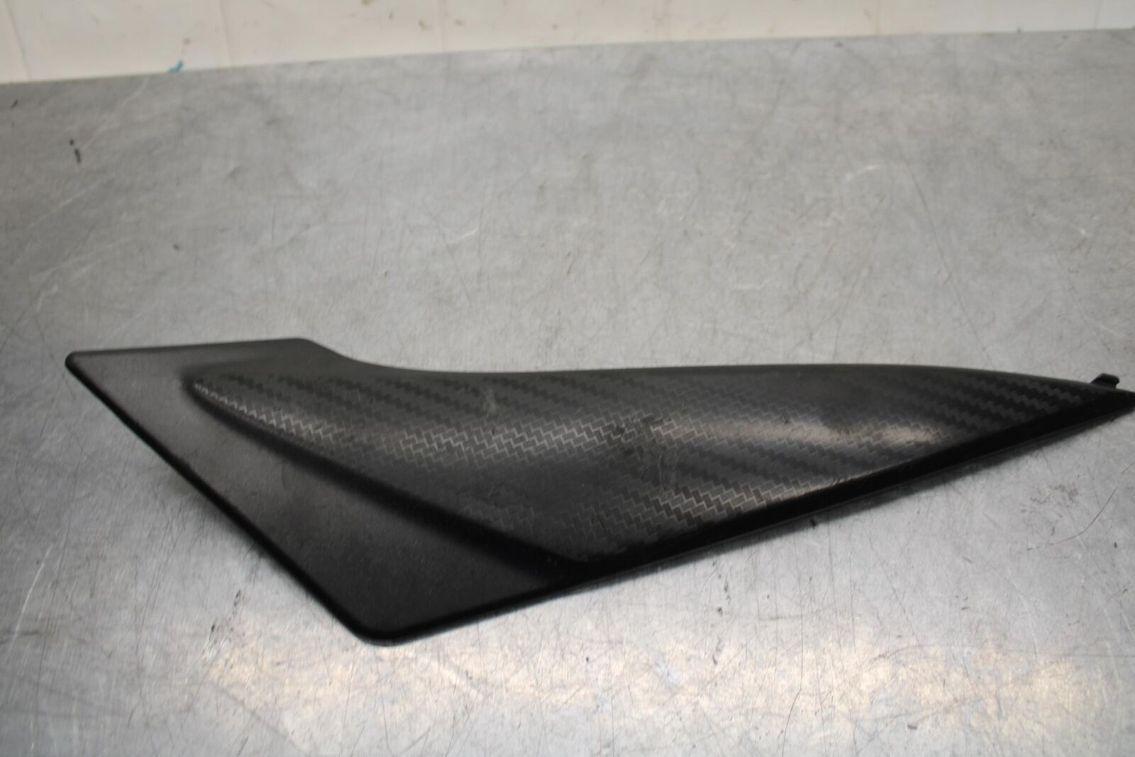 11-23 SUZUKI GSXR 600 RIGHT INNER FAIRING COWL PANEL TRIM OEM BB582