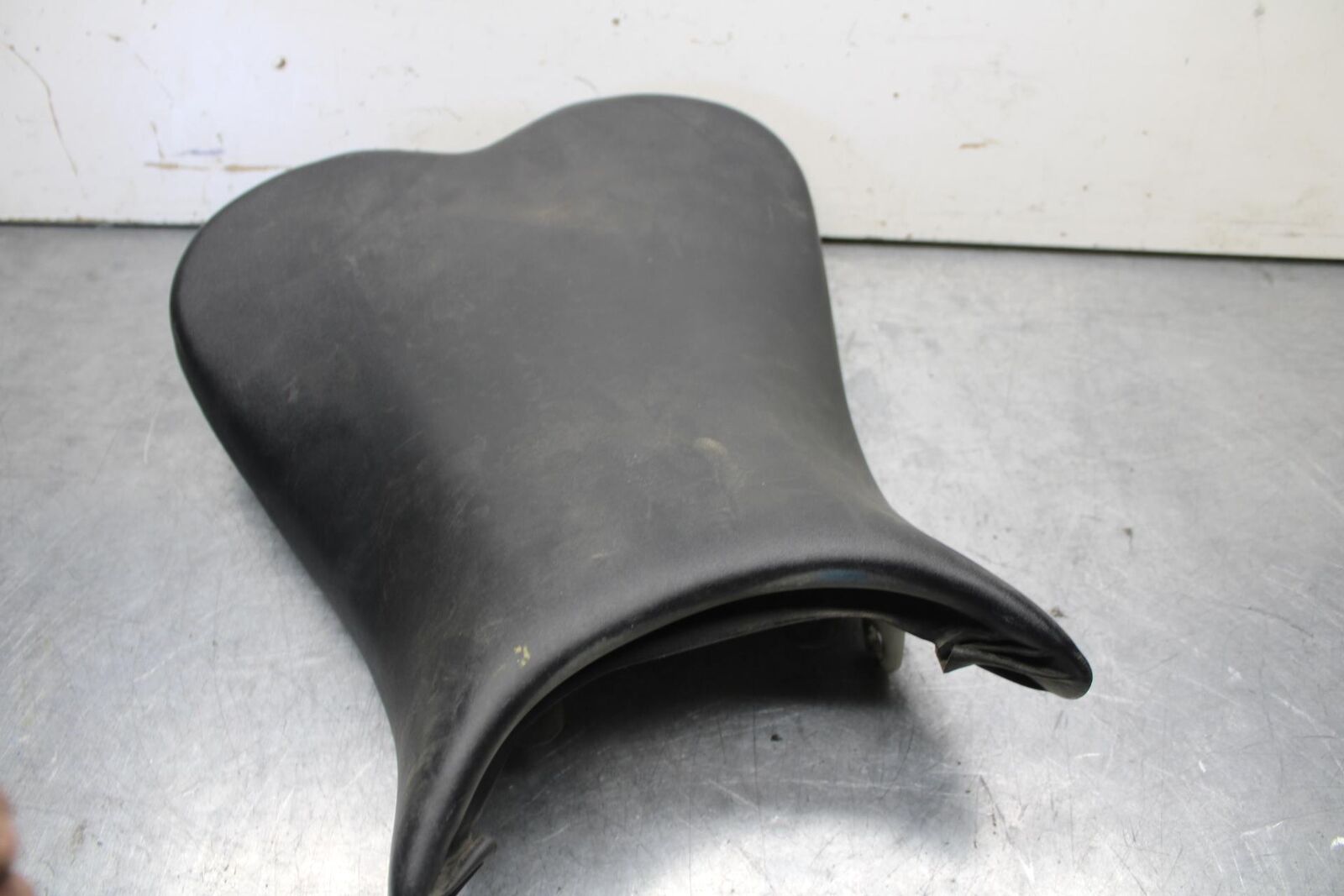 1995 Suzuki RF600R FRONT DRIVERS SEAT PAD SADDLE PILLION BB104