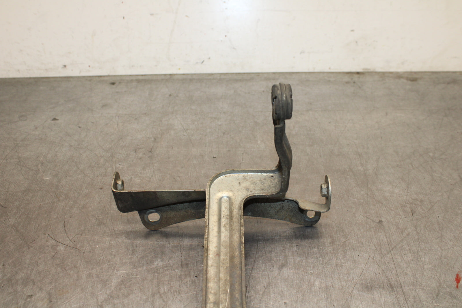 09-11 SUZUKI GSXR1000 OIL COOLER MOUNTING BRACKET MOUNT SUPPORT BB125