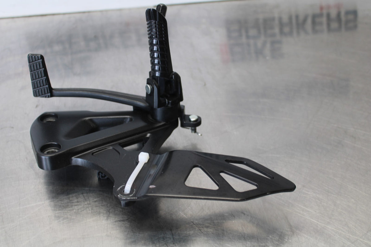 18 SUZUKI GSXR1000 RIGHT REARSET REAR SET DRIVER FOOT PEG REST STOP BB642