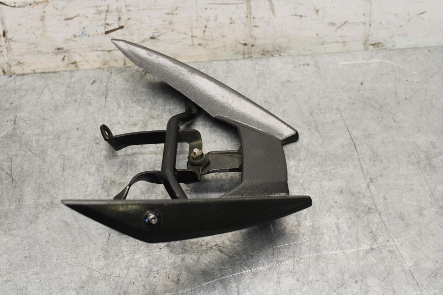 2015 Yamaha FZ09 OEM PASSENGER REAR SEAT GRAB BAR HANDLE SET BB54