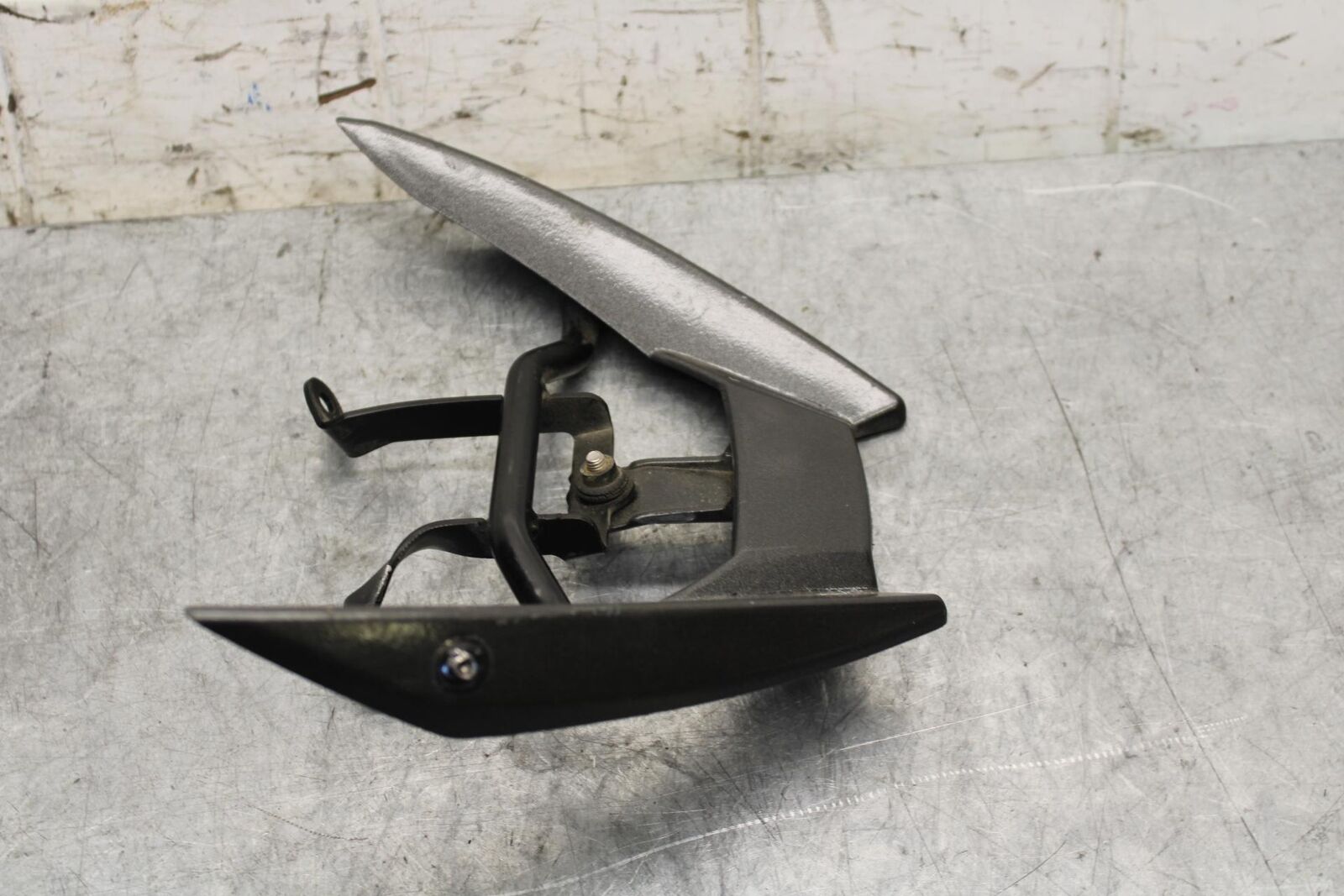 2015 Yamaha FZ09 OEM PASSENGER REAR SEAT GRAB BAR HANDLE SET BB54
