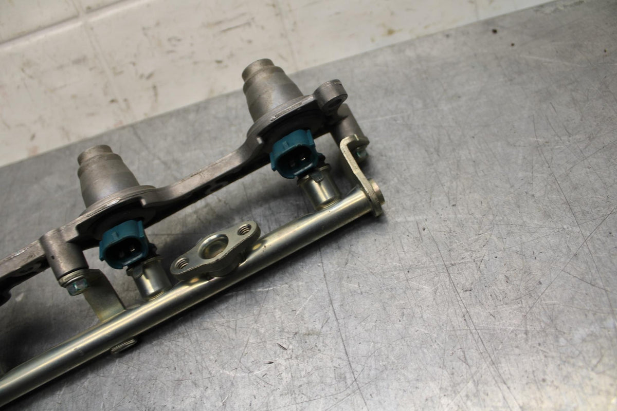 06-07 HONDA CBR1000RR SECONDARY FUEL INJECTORS TOP AIRBOX GAS RAIL BB75