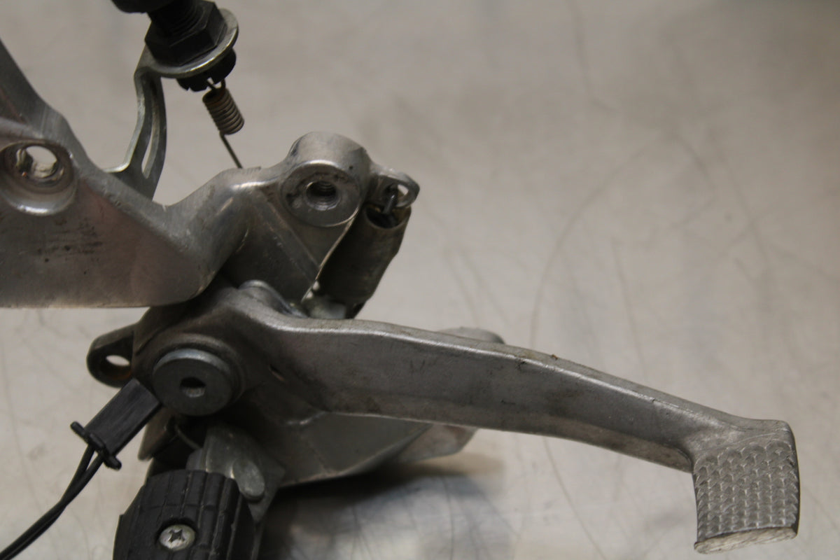 96 YAMAHA YZF750R RIGHT REARSET REAR SET DRIVER FOOT PEG REST STOP BB137