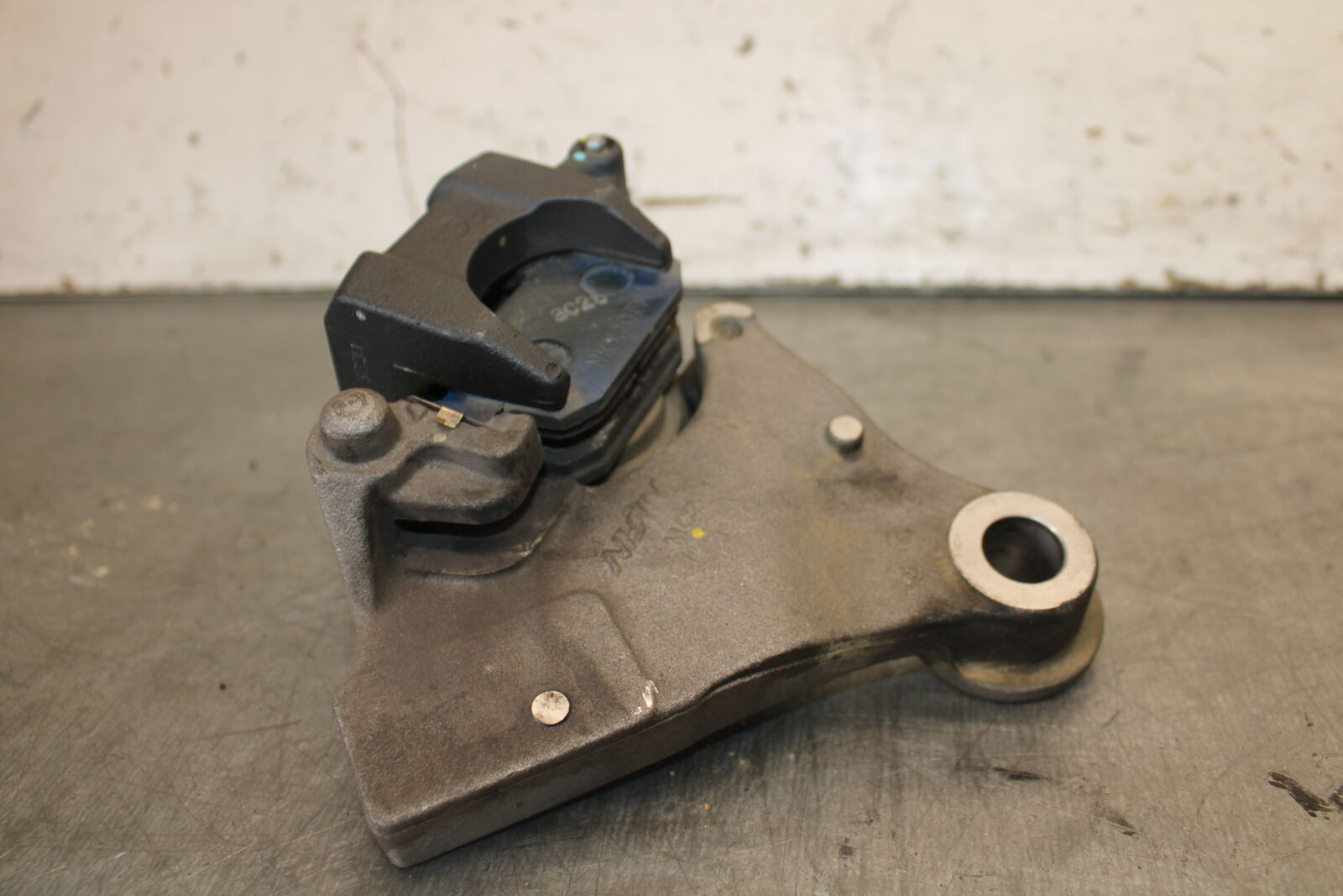 13-15 HONDA CBR500R REAR BACK BRAKE CALIPER W MOUNT BRACKET 43150-MGZ-J01 BB704