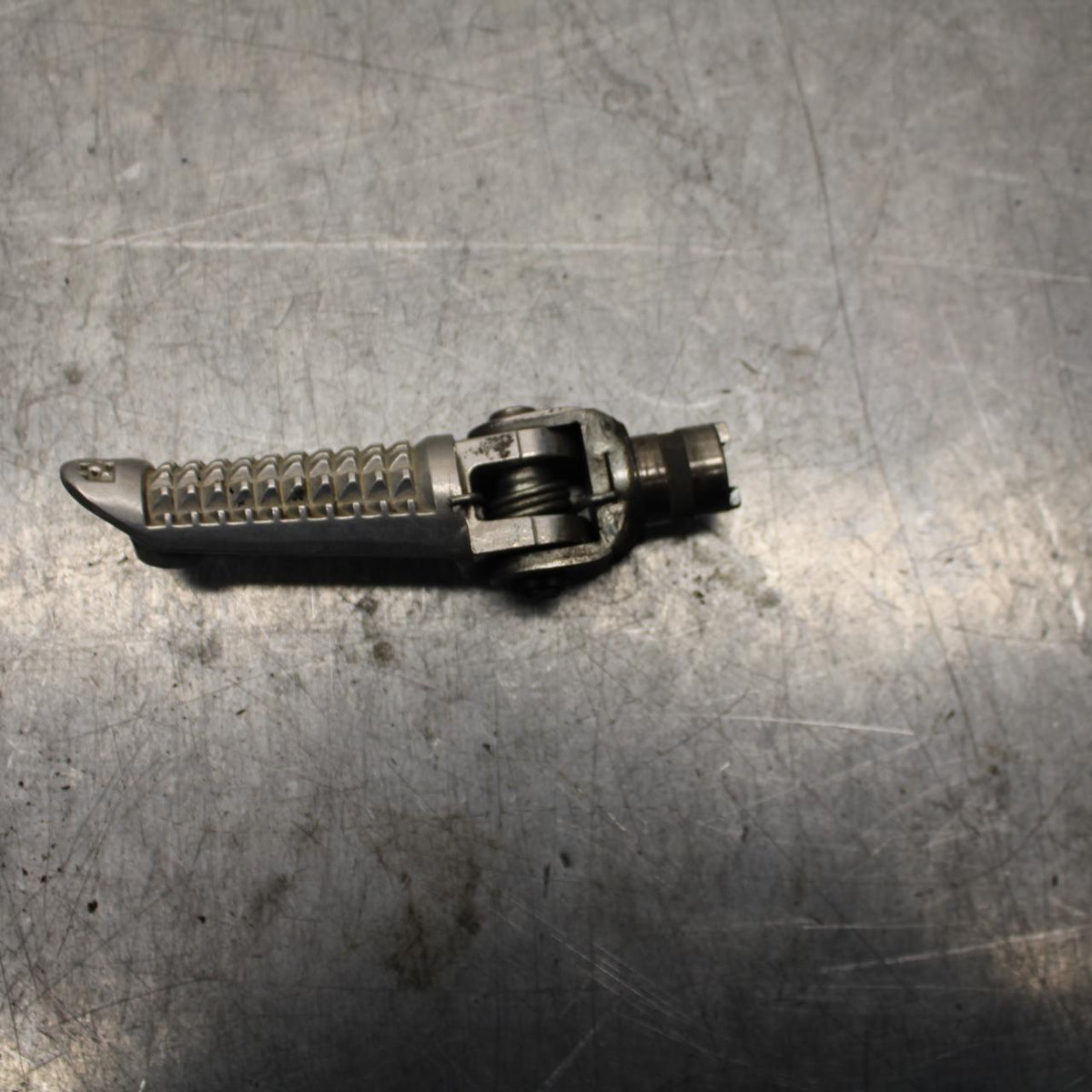 2002 Suzuki GSXR1000 LEFT FRONT FOOT REST PEG STEP 43526-35F00 BB73