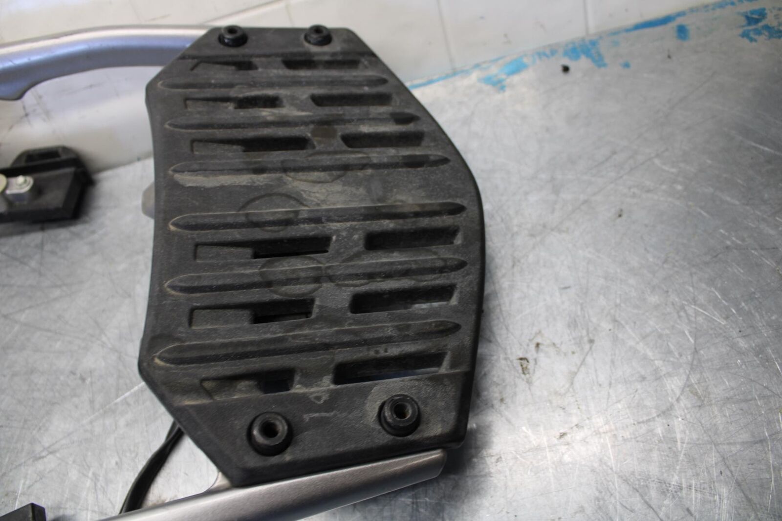 07-08 KAWASAKI CONCOURS 1400 ABS REAR RACK BACK GRAB BB449