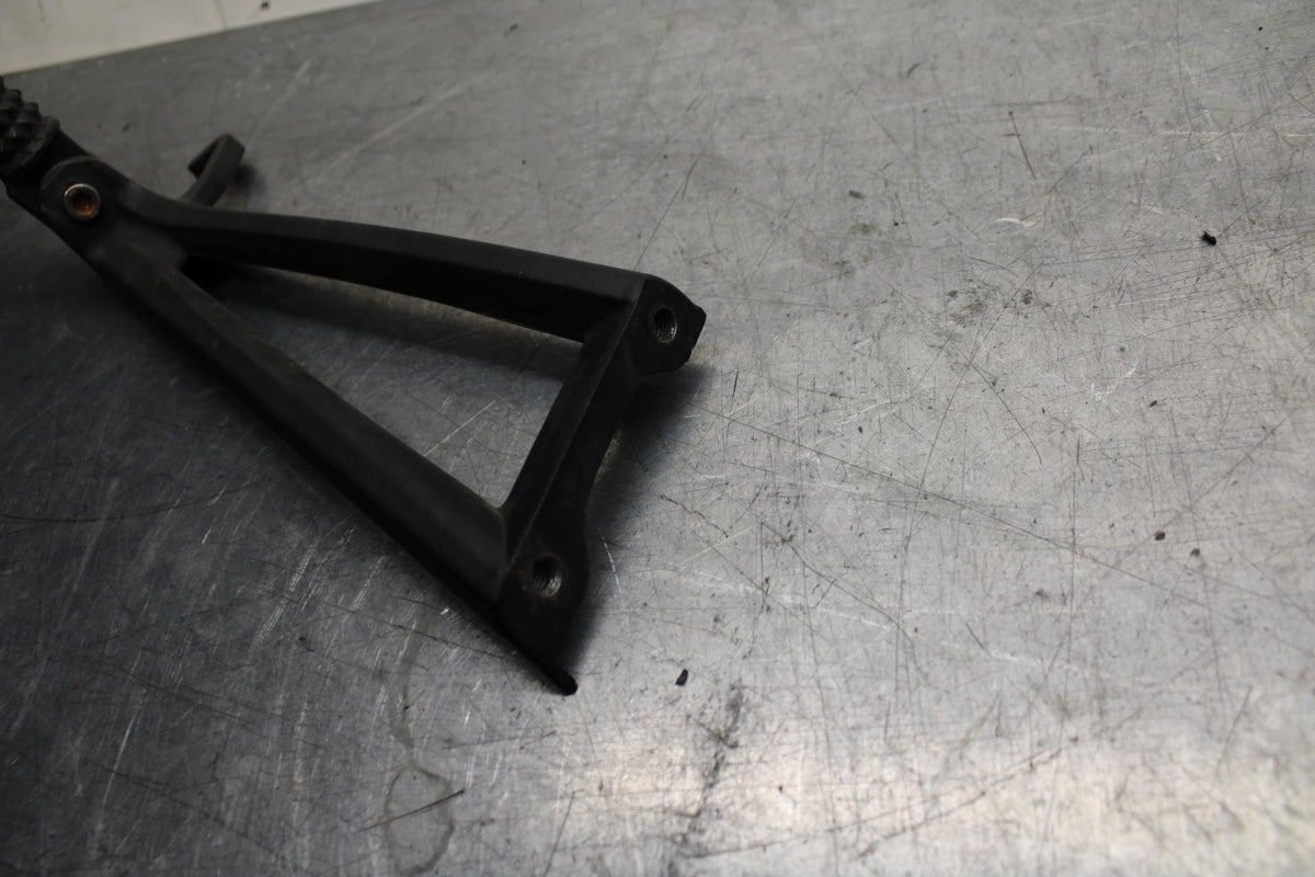 07 YAMAHA YZF R6 2c0 RIGHT REAR BACK PASSENGER PEG BB75