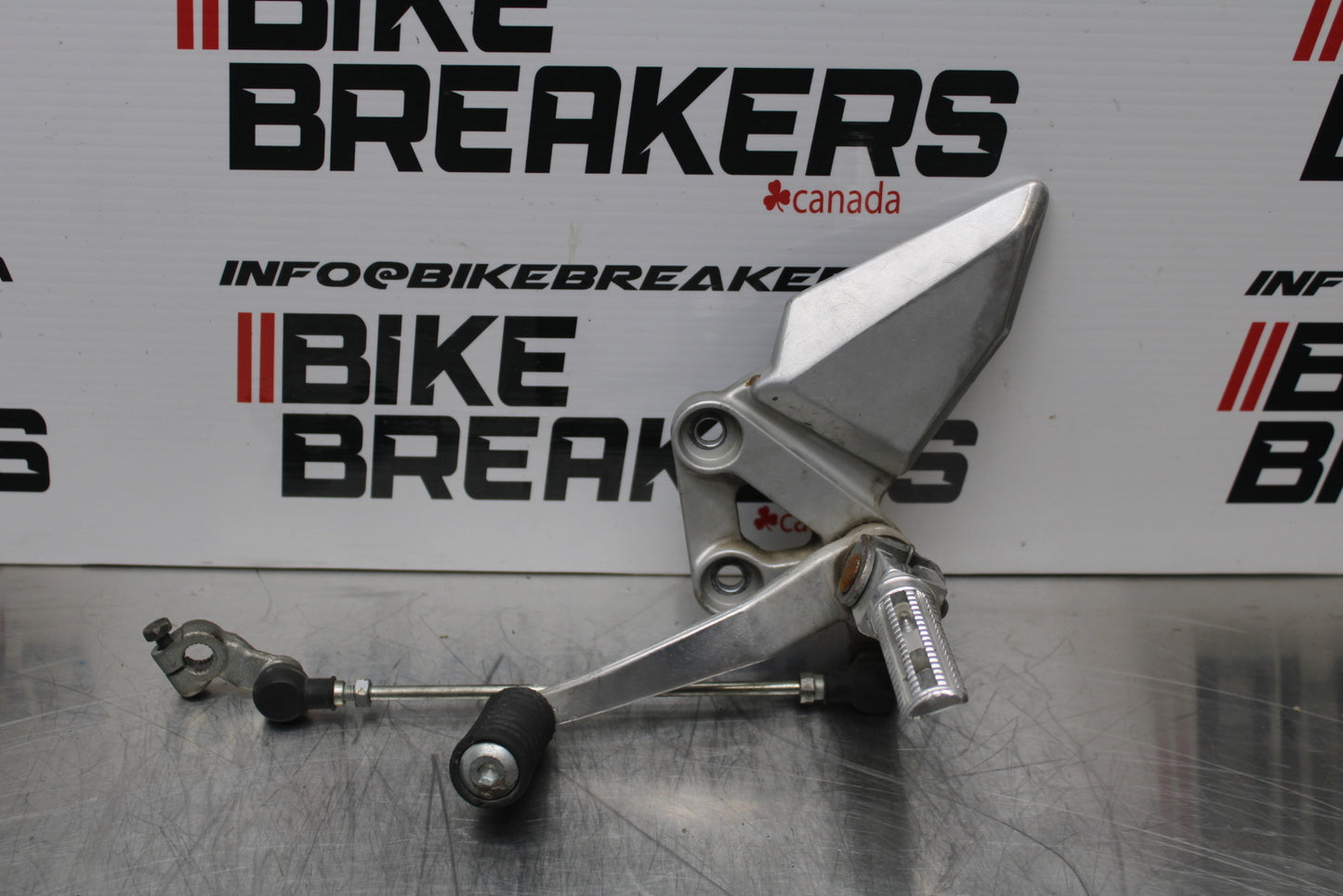 03 SUZUKI SV650S LEFT REARSET REAR SET DRIVER FOOT PEG REST STOP BB167