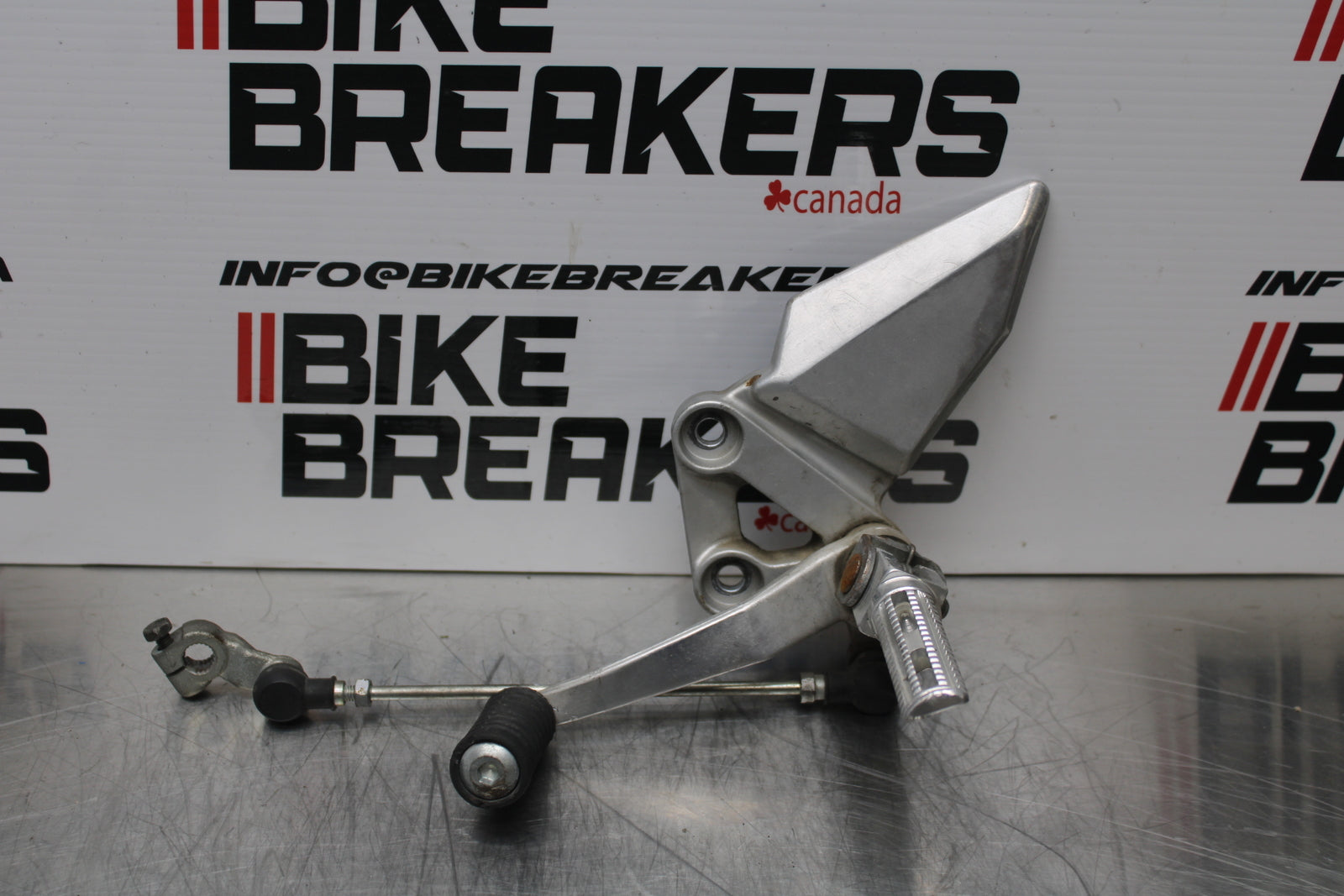 03 SUZUKI SV650S LEFT REARSET REAR SET DRIVER FOOT PEG REST STOP BB167