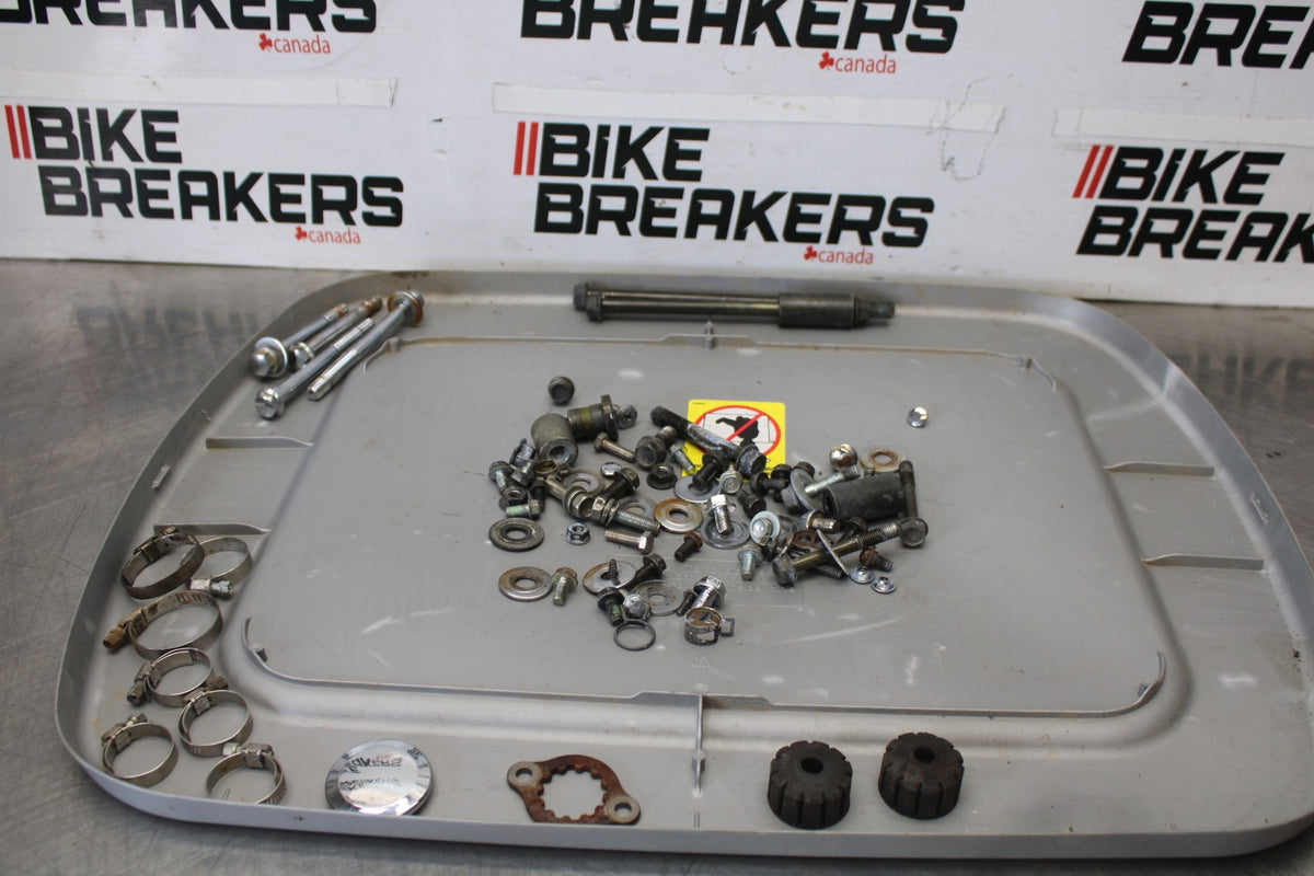 03 HONDA SHADOW SPIRIT 750 VT750DC MOUNTING BOLTS HARDWARE SCREWS BB907