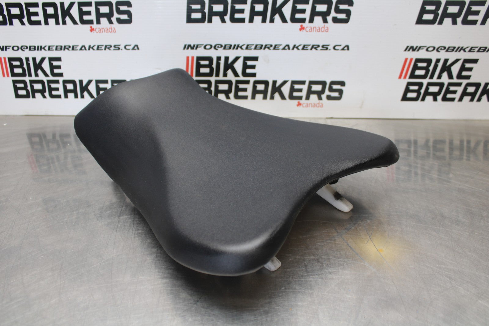 08-10 SUZUKI GSXR 600 FRONT DRIVERS SEAT PAD SADDLE PILLION BB202