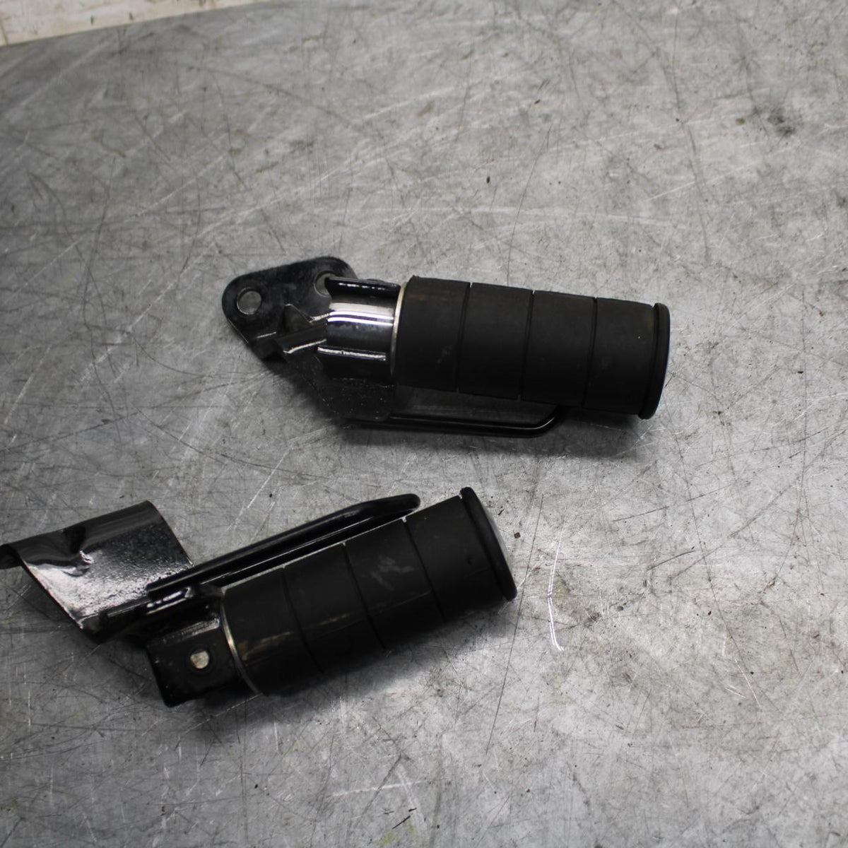 2007 Suzuki Boulevard M50 REAR PASSENGER PEG BB537