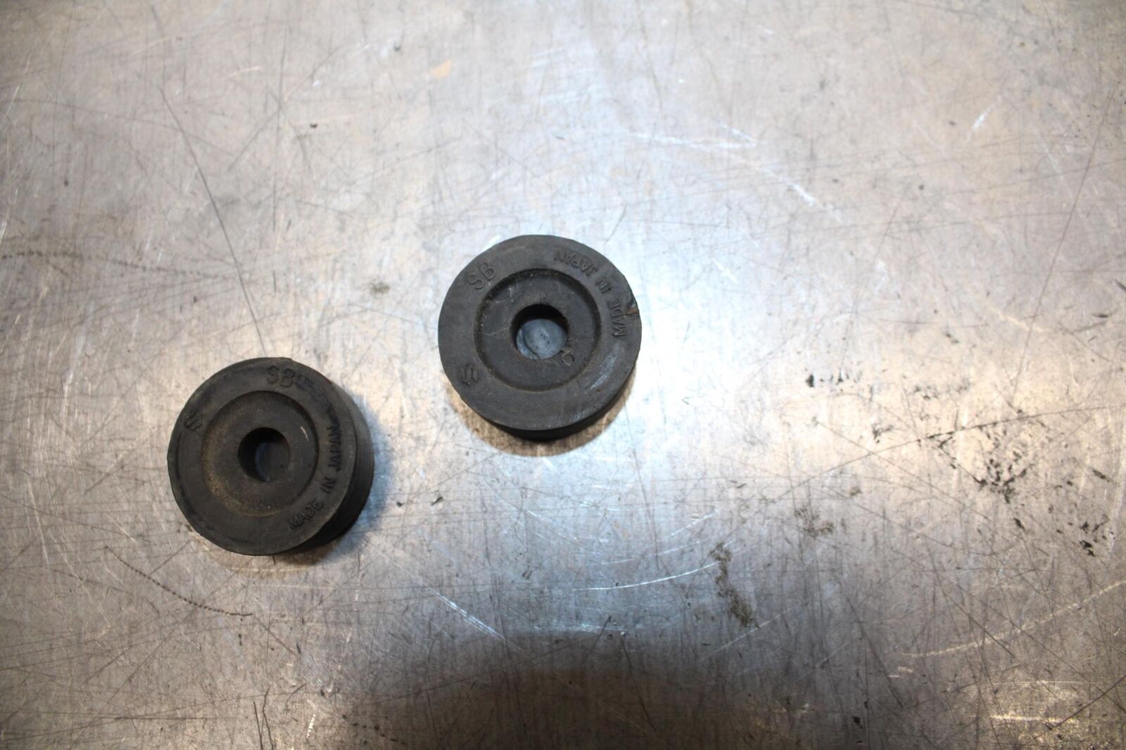 75 SUZUKI GT 550 GAS TANK FUEL MOUNTING RUBBER  BB72