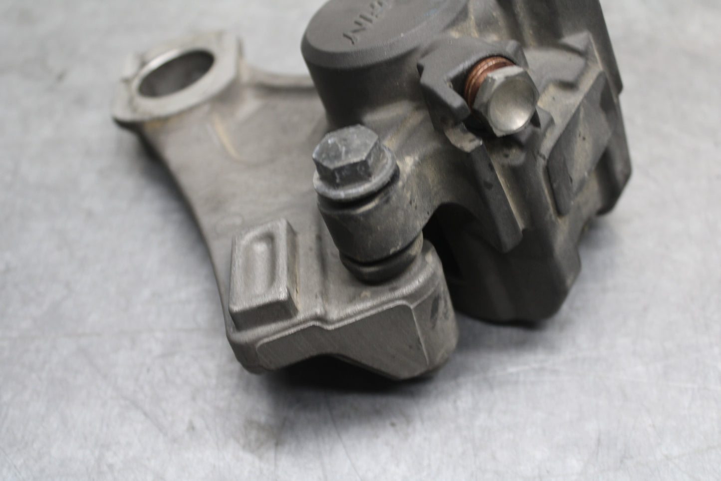 07-08 YAMAHA YZF R1 REAR BACK BRAKE CALIPER W MOUNT BRACKET BB724
