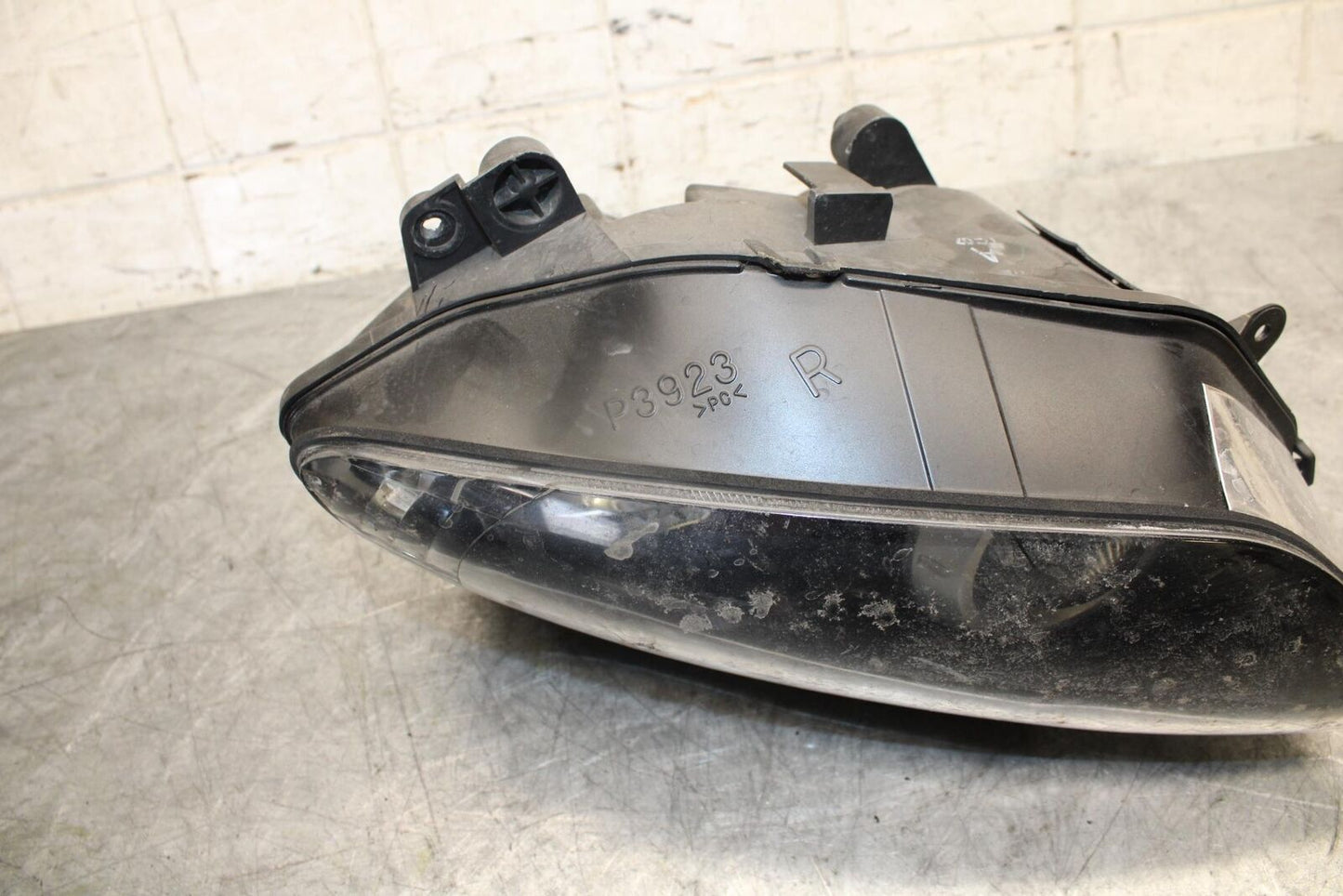 2005 Yamaha YZF R1 FRONT RIGHT HEADLIGHT HEAD LIGHT LAMP 5VY-84303-50-00 BB50