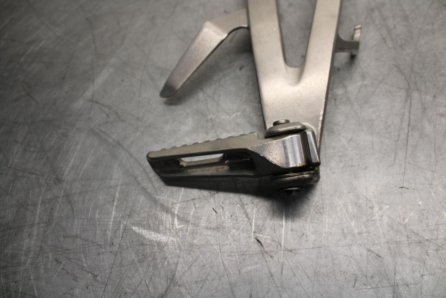 13-17 HONDA CBR600RR  RIGHT REAR BACK PASSENGER PEG BB502