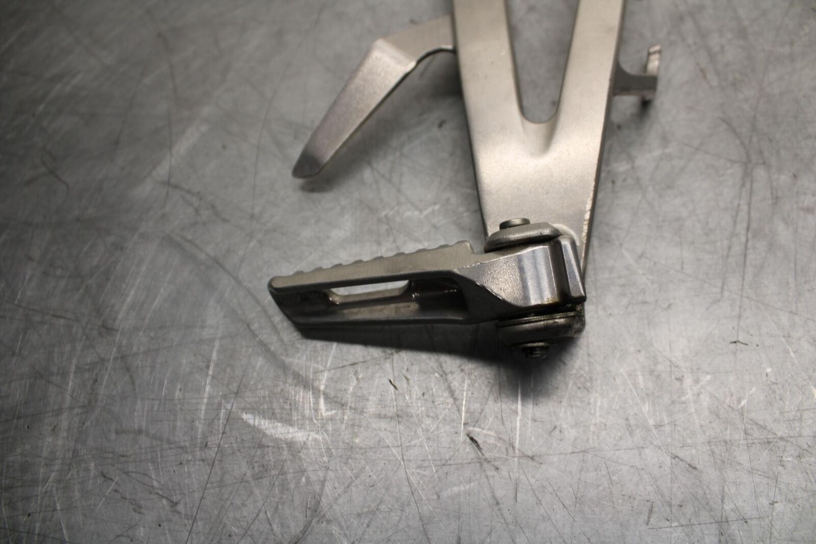 13-17 HONDA CBR600RR  RIGHT REAR BACK PASSENGER PEG BB502