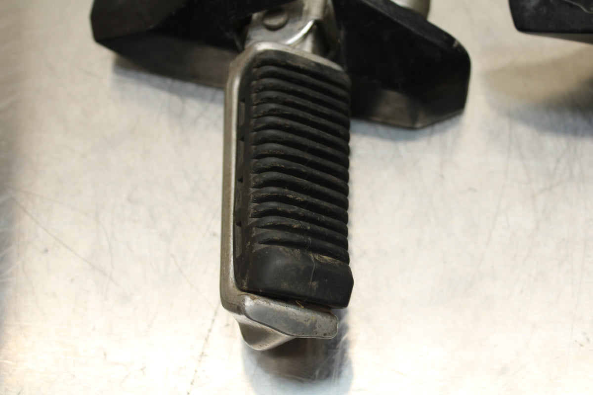 86 SUZUKI GS750ES FRONT FOOT RESTS PEGS STEPS SET PAIR BB140
