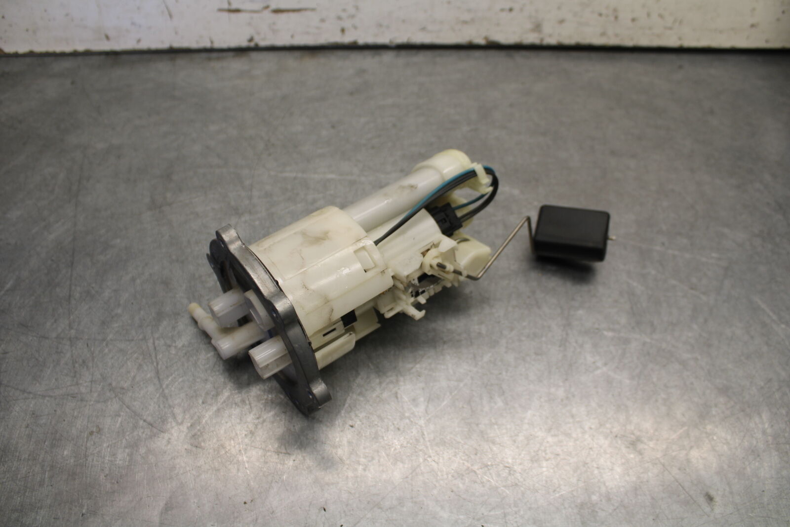 09-15 YAMAHA FZ6R FUEL PUMP GAS PETROL SENDER UNIT 20S-13907-00-00  BB686