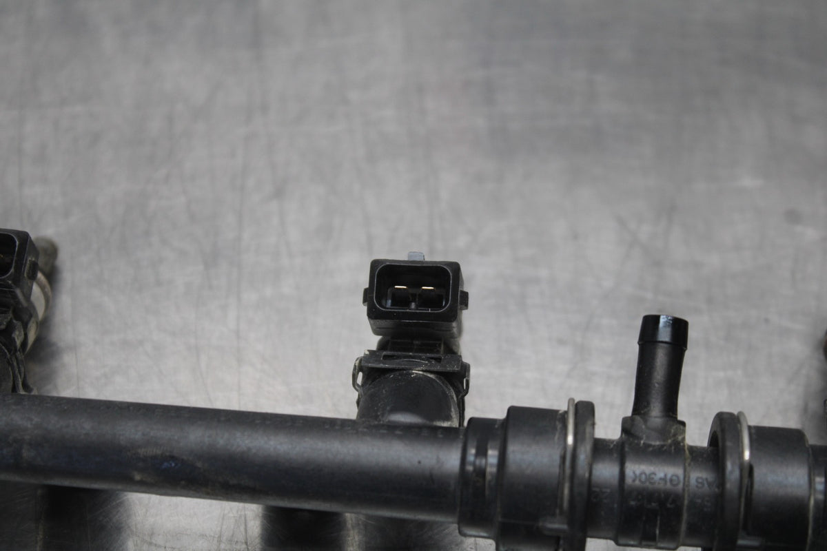 12-14 BMW S1000RR SECONDARY FUEL INJECTORS TOP AIRBOX GAS RAIL BB204