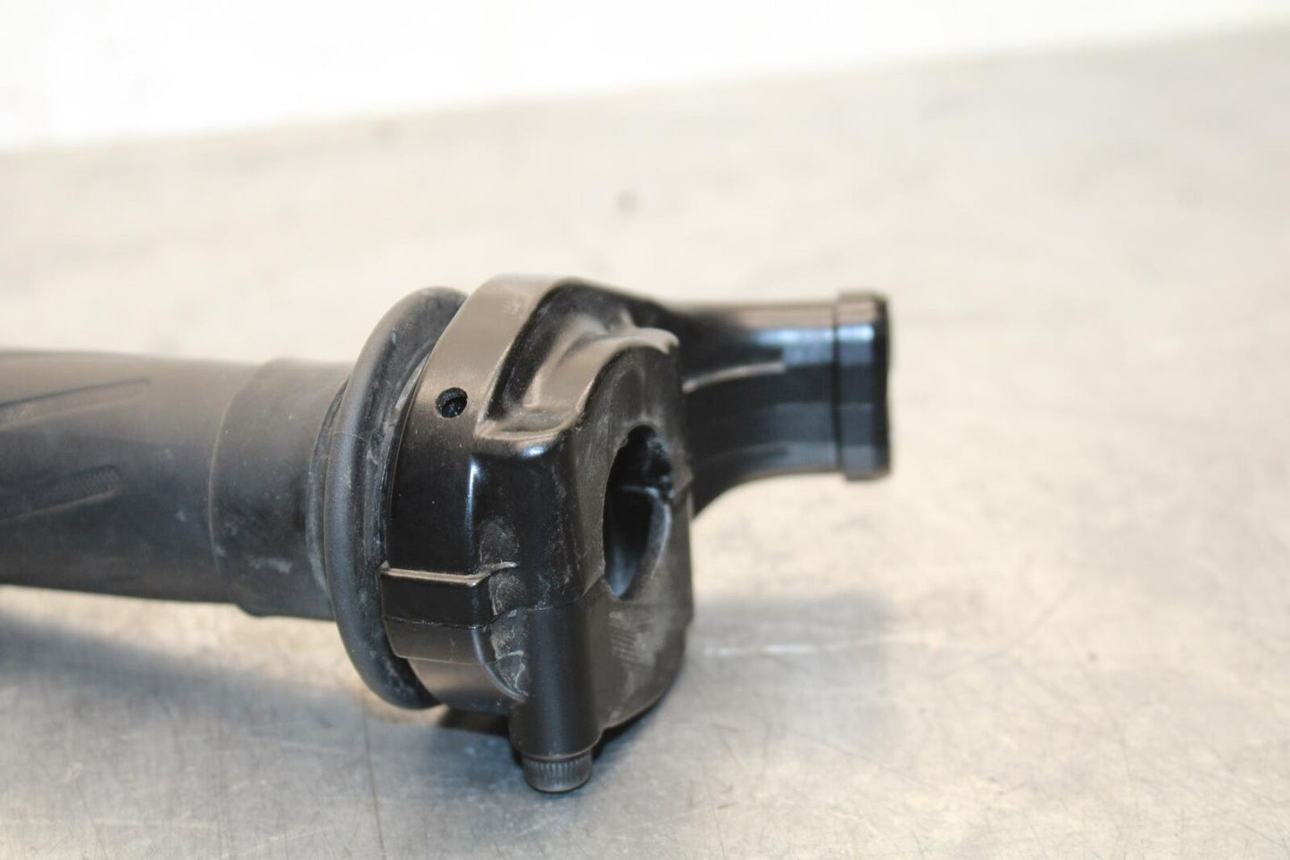 20-21 YAMAHA XSR900 RIGHT THROTTLE GRIP BB599