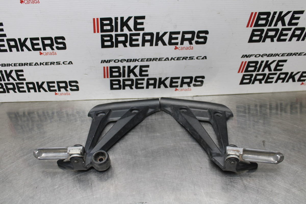 09 KAWASAKI NINJA 250R REAR BACK PASSENGER PEG SET PAIR BB824
