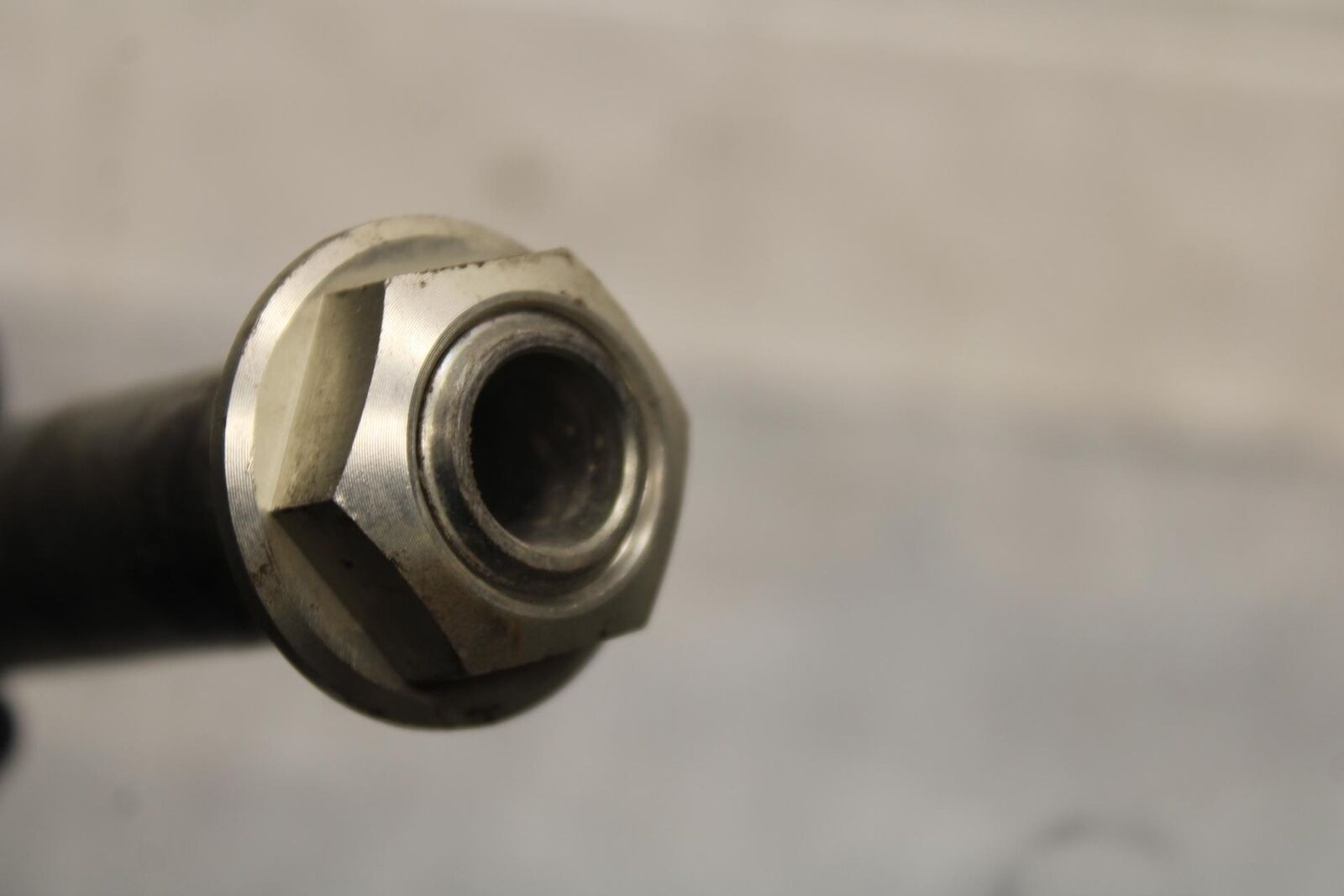 2015 Suzuki GSXR750 FRONT WHEEL RIM AXLE PIVOT BOLT 54711-14J00 BB595