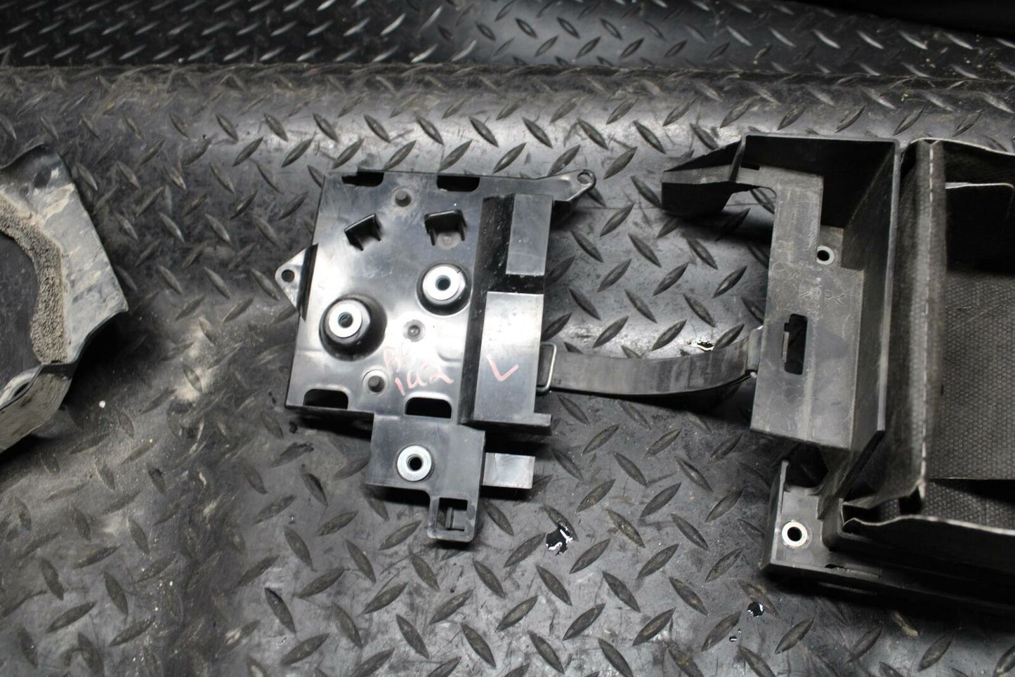 09-14 YAMAHA YZF R1 REAR BACK TAIL UNDERTAIL BATTERY TRAY PLASTIC BB192