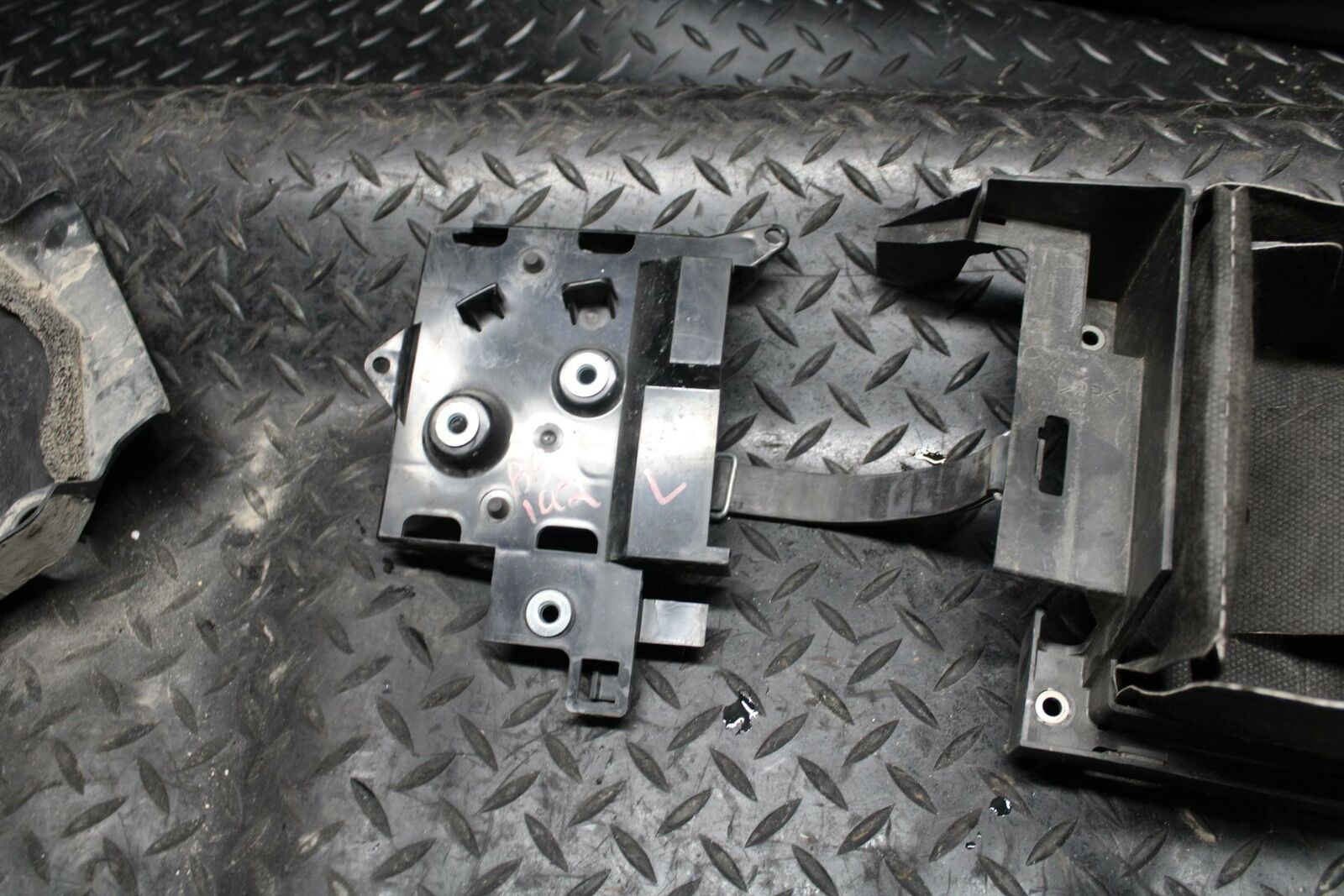 09-14 YAMAHA YZF R1 REAR BACK TAIL UNDERTAIL BATTERY TRAY PLASTIC BB192