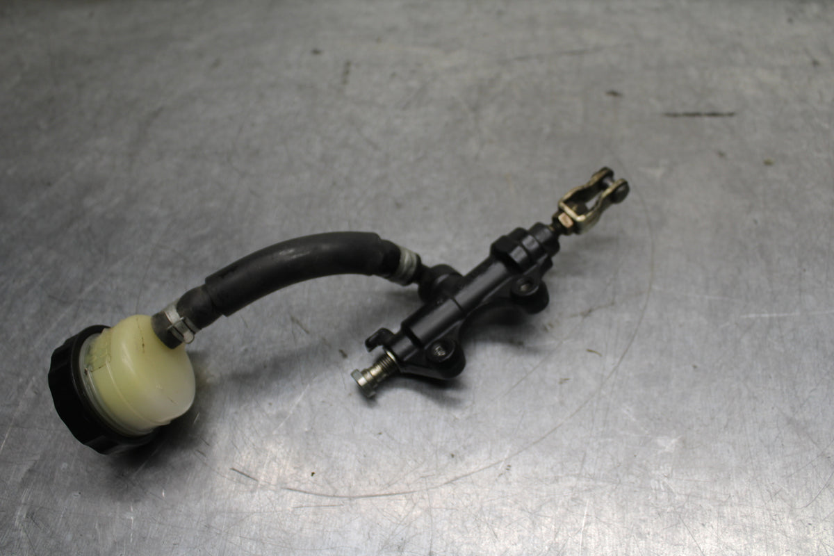 03-04 TRIUMPH DAYTONA 600 REAR BACK BRAKE MASTER CYLINDER W RESERVOIR BB745
