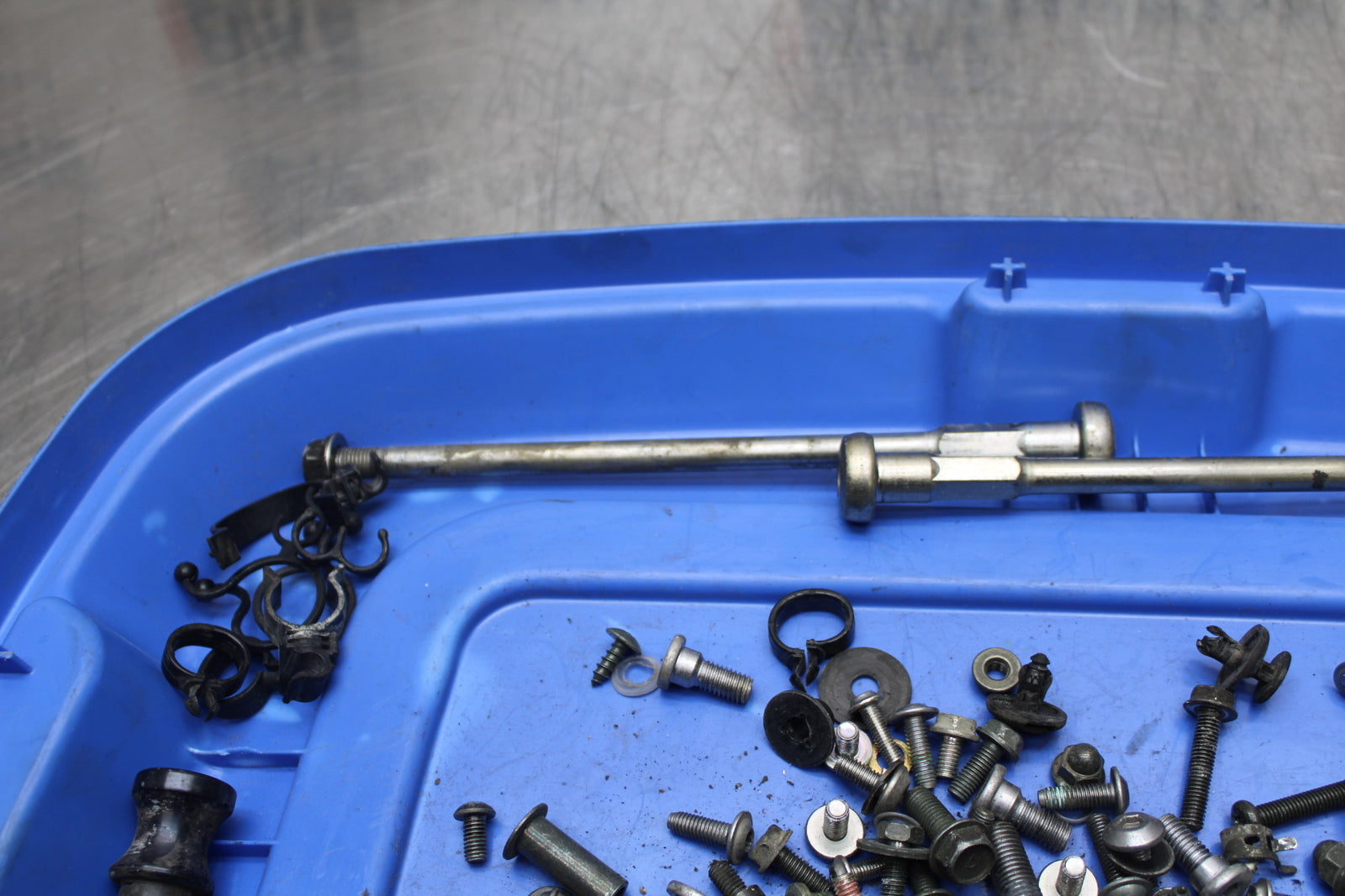 04-05 KAWASAKI NINJA ZX10R MOUNTING BOLTS HARDWARE MOTOR SCREWS BB163